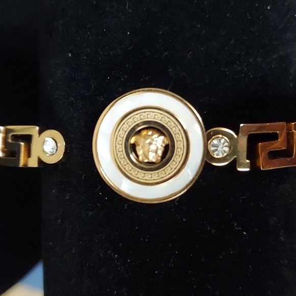 Luxury design Gold Tone Bangle - Picture 4 of 12